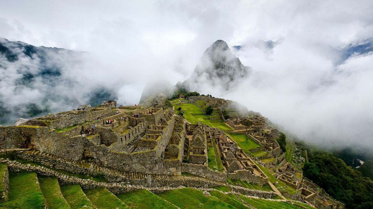 La città sospesa tra le nuvole che sfida la gravità: cosa nasconde davvero Machu Picchu?