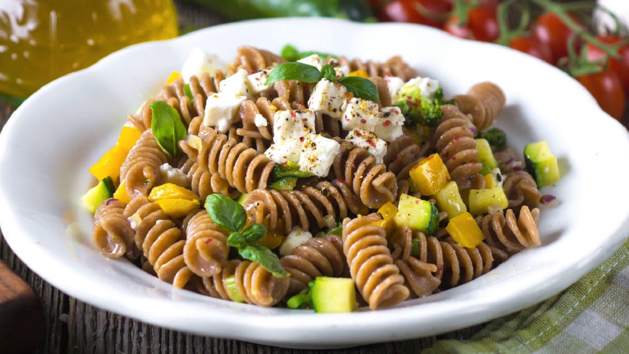 La pasta integrale è di per sé ricca di fibre: consumarla riscaldata darà meno benefici rispetto a quella di grano duro