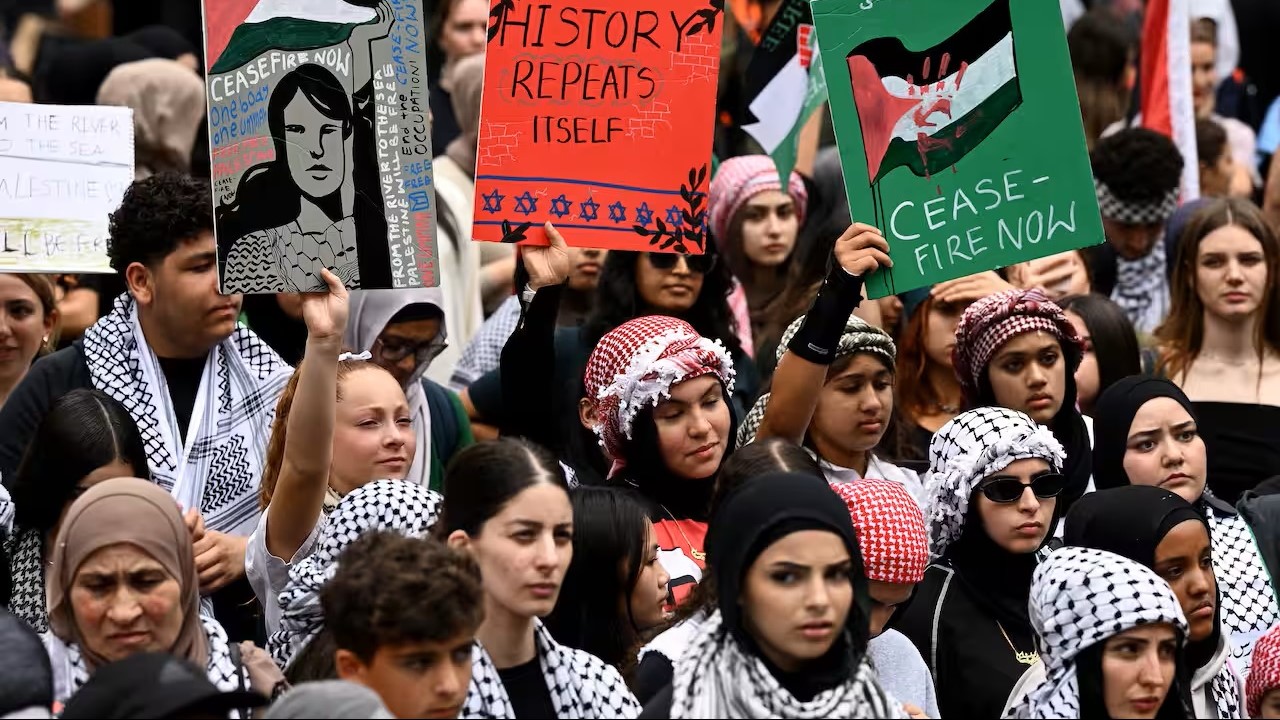 Alcuni studenti di Sydney indossano la kefiah a una manifestazione a sostegno della Palestina