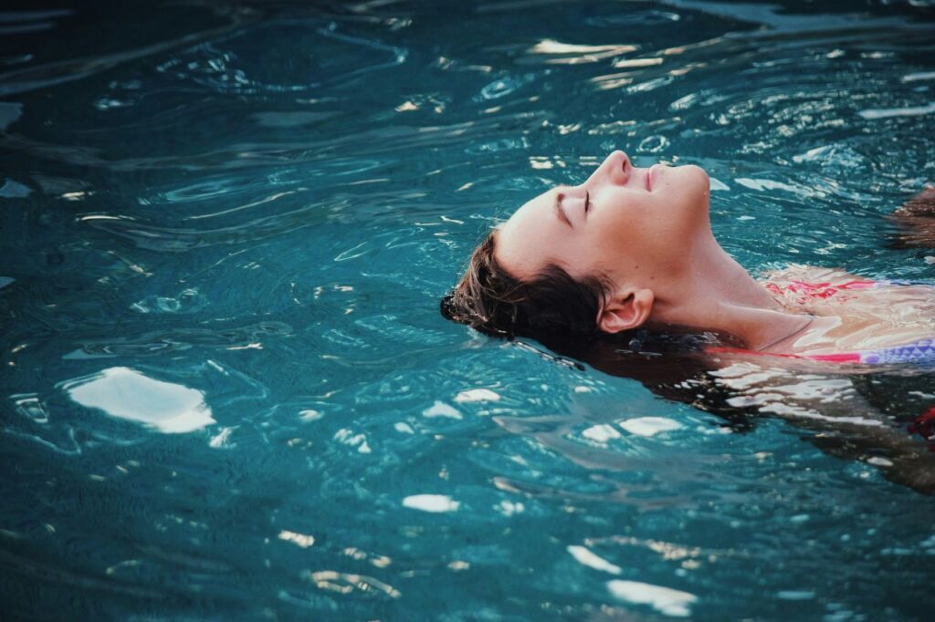 ragazza che fa bagno in mare