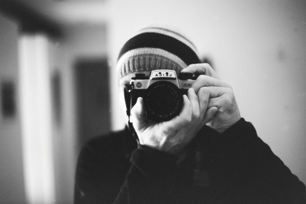 ragazzo che scatta foto