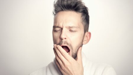 Molti adulti tendono a sottovalutarne l'importanza, ma per mantenersi in salute dovrebbero dormire in media almeno 7 ore