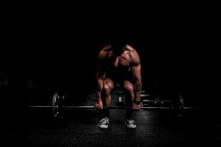 uomo si allena in palestra