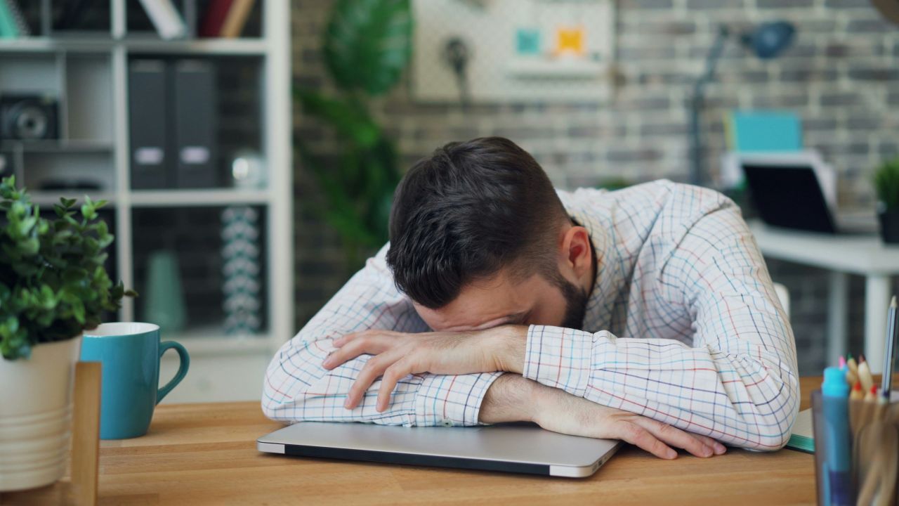 uomo stressato