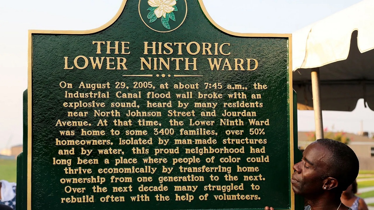 Una targa commemorativa in memoria dell'allagamento del Lower Ninth Ward di New Orleans