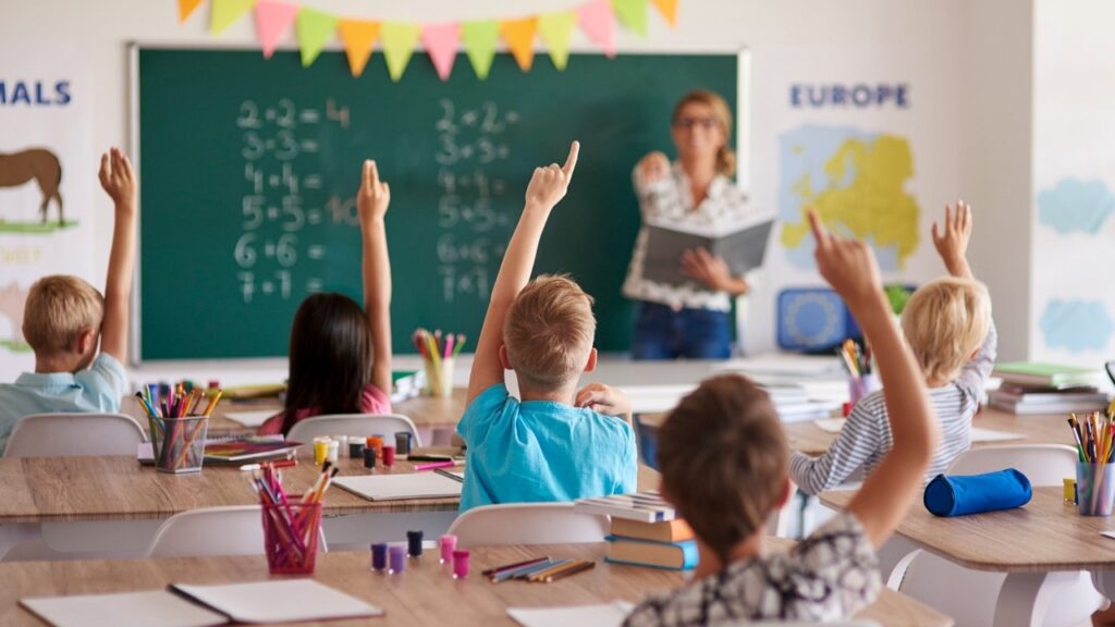 Una classe di bambini durante una lezione