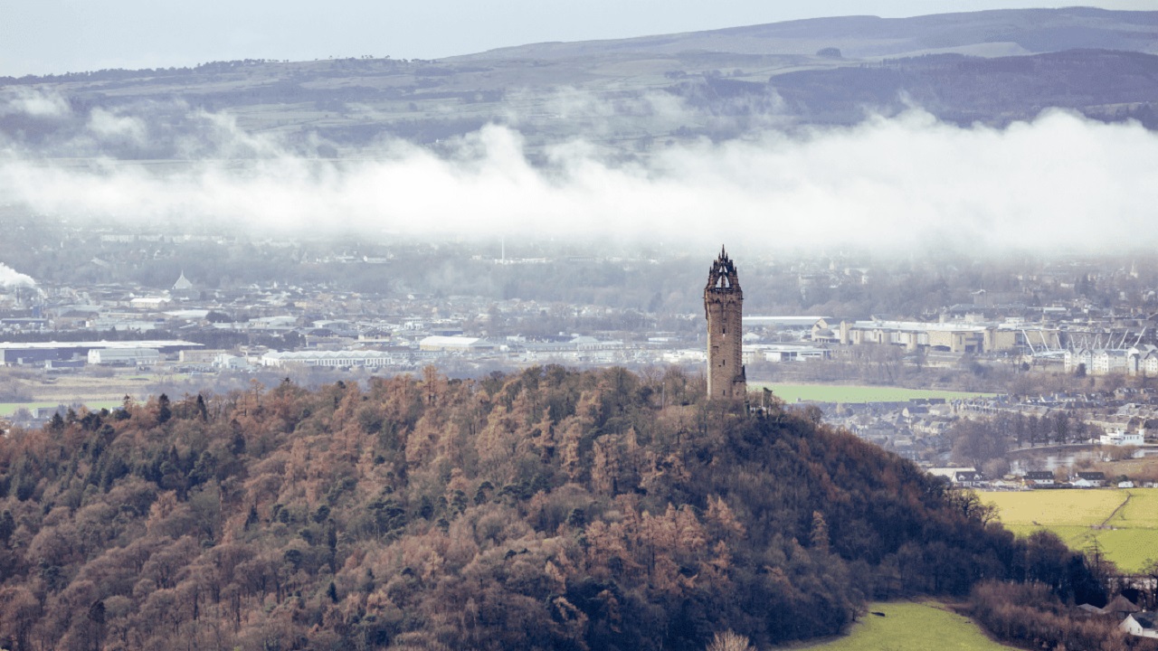 Il Wallace Monument svetta dalla cima dell'Abbey Craig, a nord di Stirling