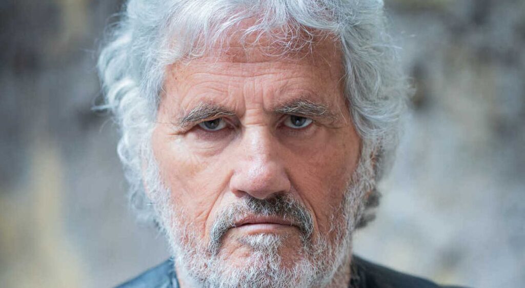 Pappalardo contro Meloni: in un concerto urla, gesti proibiti e il pubblico che esplode (VIDEO) Adriano Pappalardo