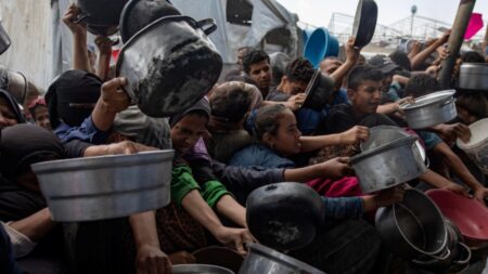 Bambini chiedono cibo a Gaza