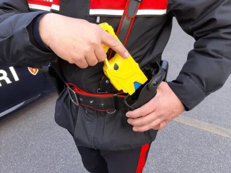 Carabiniere con taser