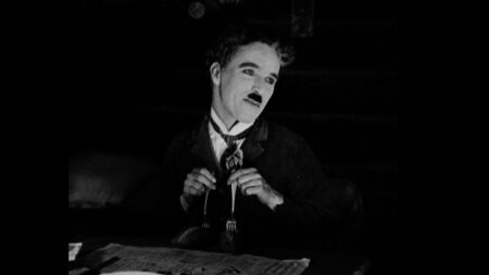 Chaplin fa la danza del pane in La febbre dell'oro