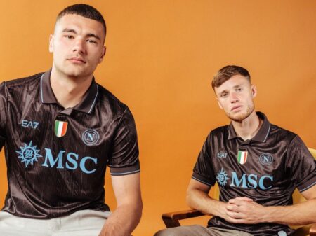 Giocatori Napoli con la maglia color caffè