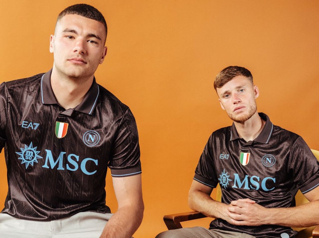 Dal bar al campo: la terza maglia del Napoli che sembra appena uscita da una caffettiera fumante