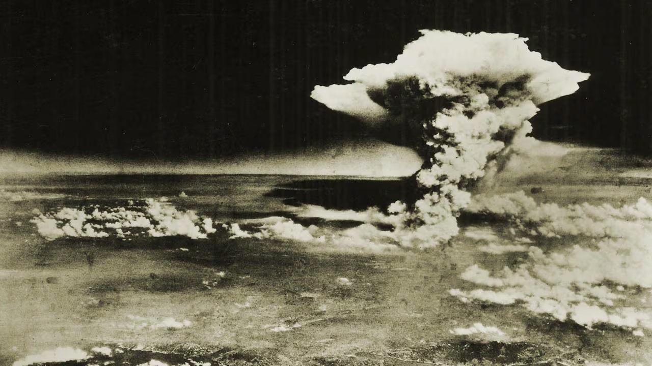 Il giorno in cui il cielo cambiò colore: com’è iniziato il conto alla rovescia verso Hiroshima e Nagasaki Il giorno in cui il cielo cambiò colore: com’è iniziato il conto alla rovescia verso Hiroshima e Nagasaki