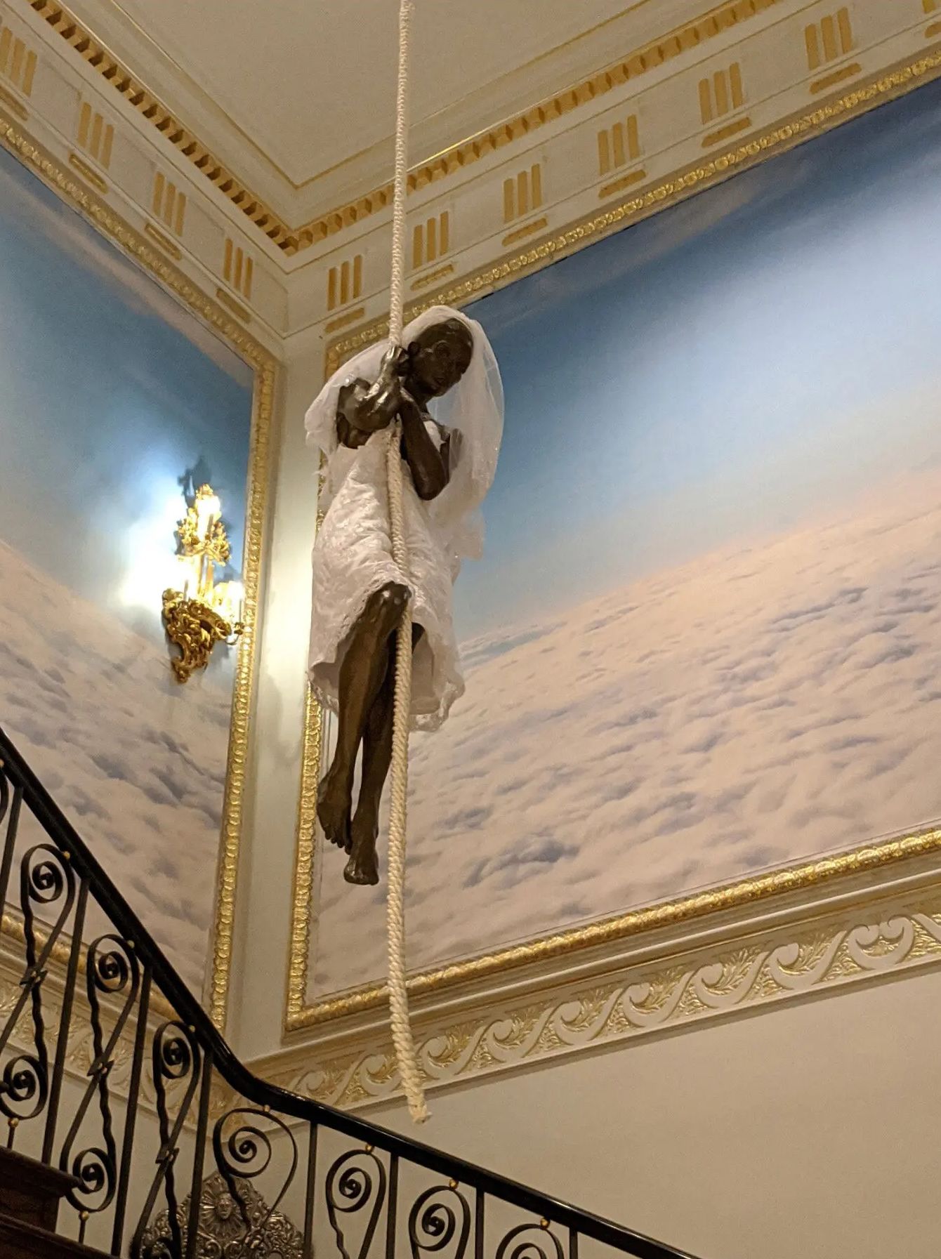 La sposa con la corda a casa Epstein