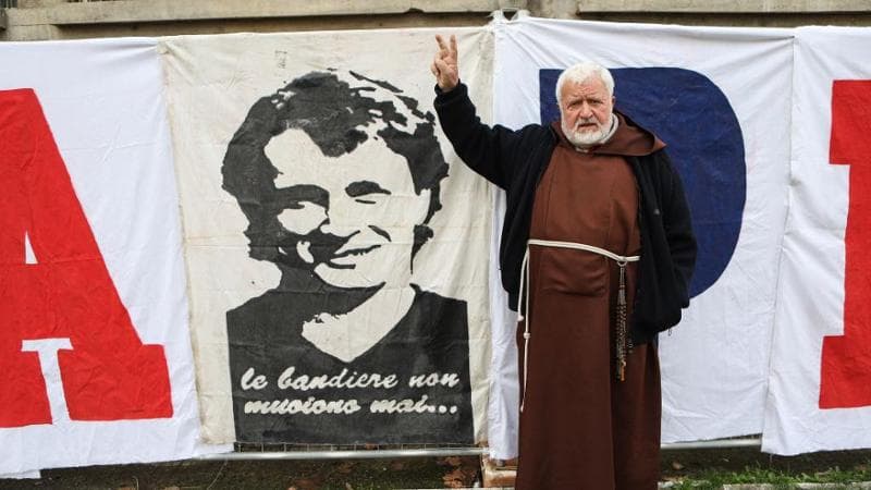 Padre Fedele Bisceglia con uno striscione
