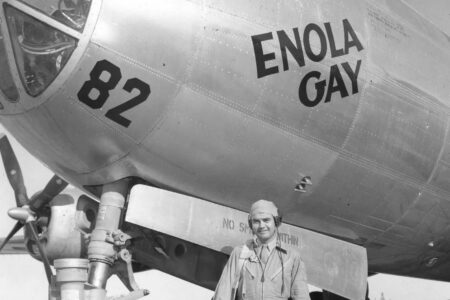 Paul Tibbets vicino al bombardiere Enola Gay