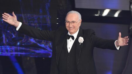 Pippo Baudo allarga le braccia