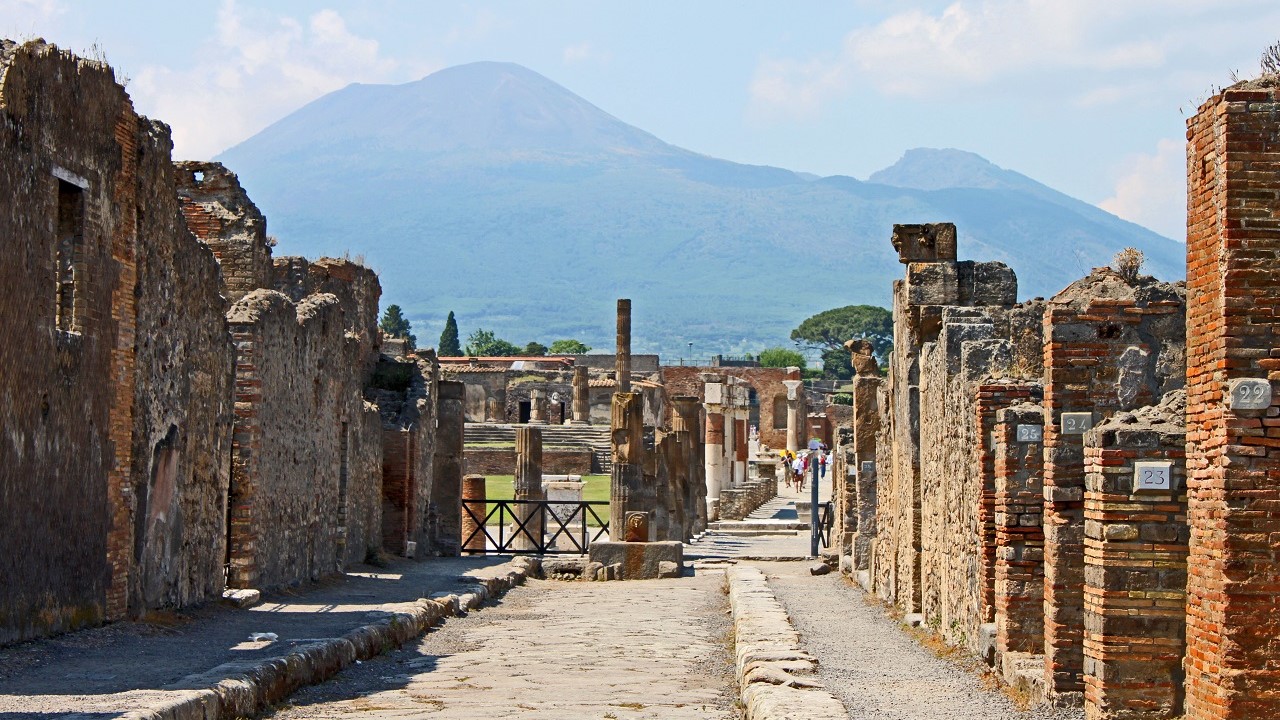Via delle Scuole a Pompei, con il Vesuvio sullo sfondo