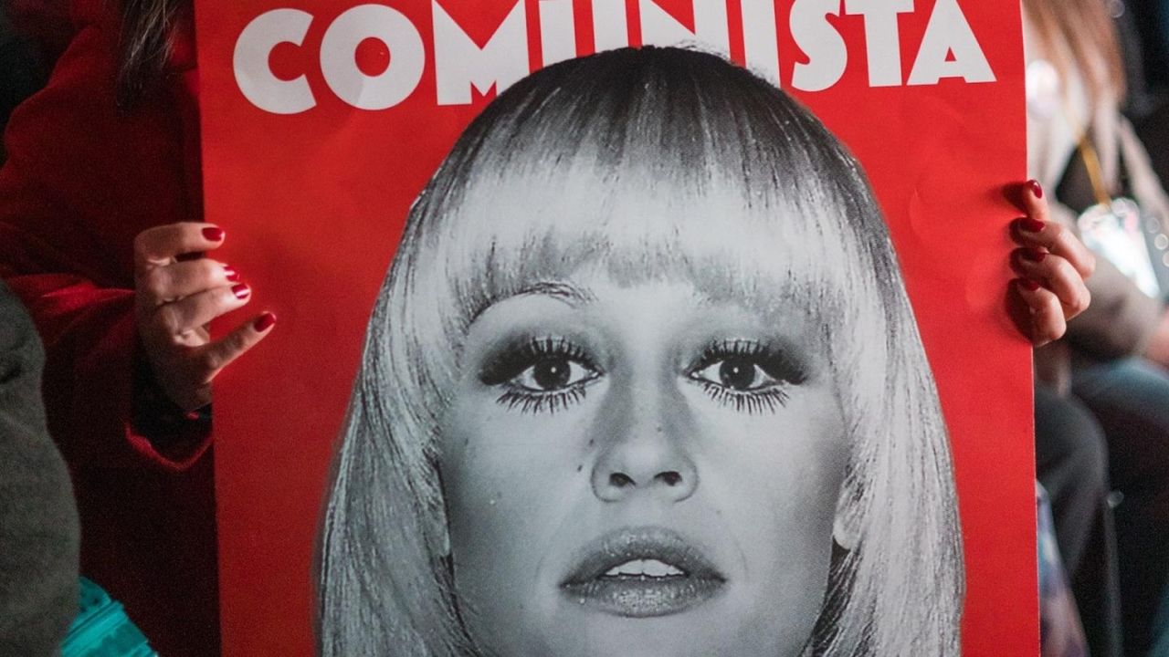 cosa ci fa raffaella carr224 sui muri di santiago come raffa 232 diventata l8217icona del partito comunista cileno