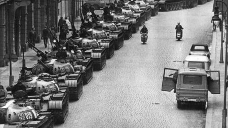Un momento dell'arrivo dei tank russi a Praga