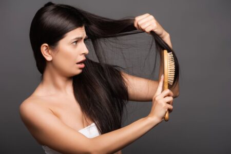 donna che spazzola capelli preoccupata