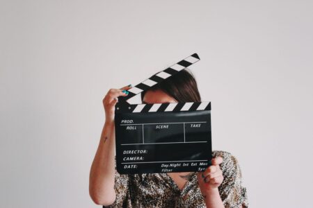 donna con ciak cinematografico