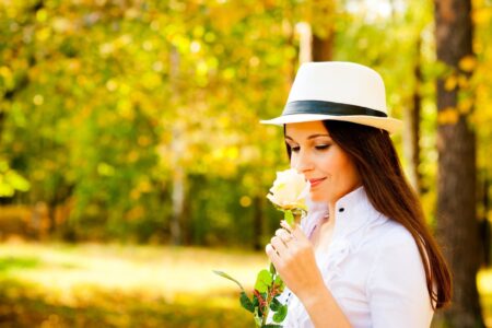 donna sniffa rosa bianca