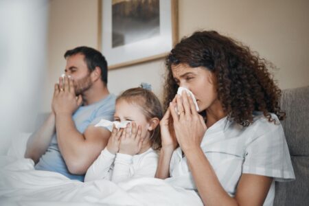 famiglia a letto con l'influenza