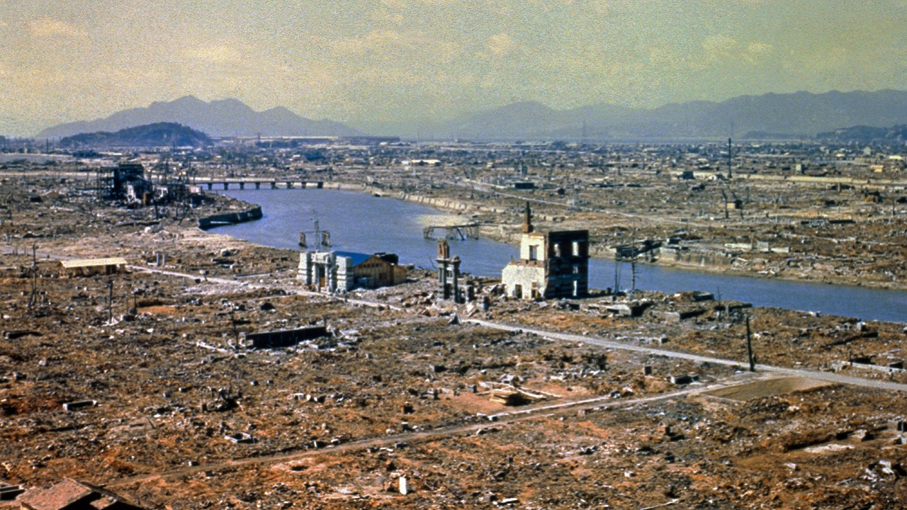 La devastazione sulla città di Hiroshima appena colpita dalla bomba atomica