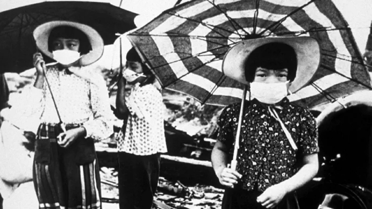 Ottobre 1945: alcuni bambini di Hiroshima indossano delle maschere per proteggersi dall'aria inquinata della città in rovina