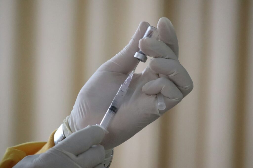 medico che prepara vaccino