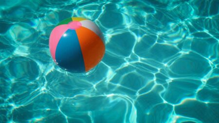 palla gonfiabile in piscina