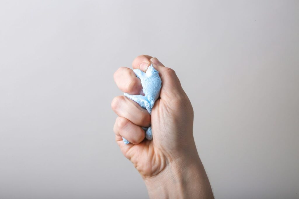 pugno che stringe materiale anti stress