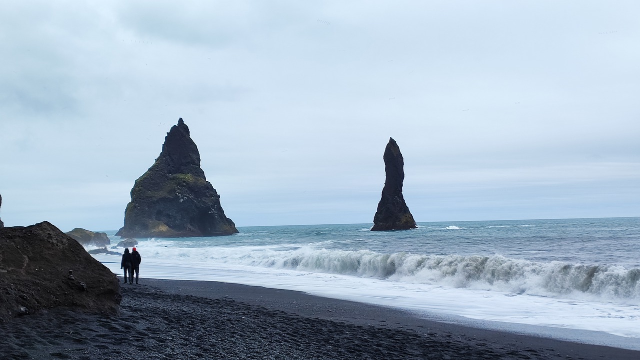 La spiaggia di Reynisfjara, pericolosa per le sue onde e la leggenda dei troll.