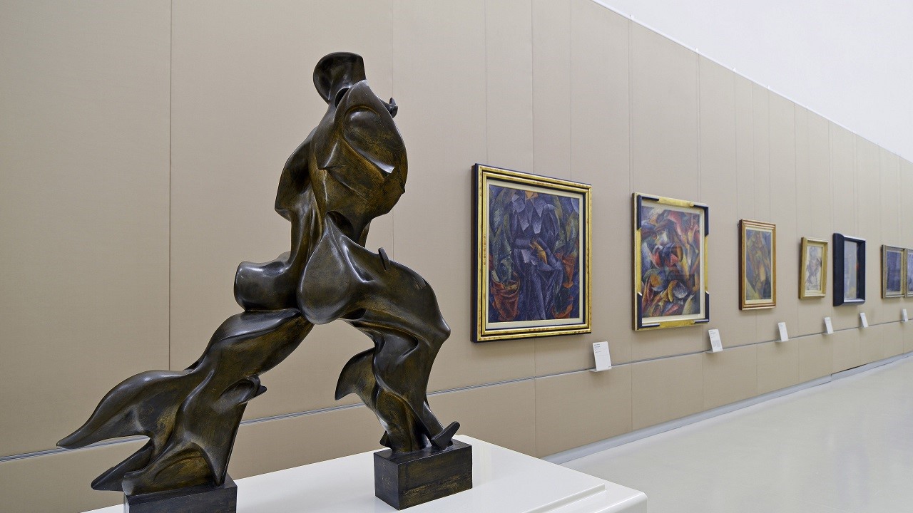 La celebre scultura "Forme uniche della continuità dello spazio" di Umberto Boccioni incarna il concetto di dinamismo espresso nel Manifesto