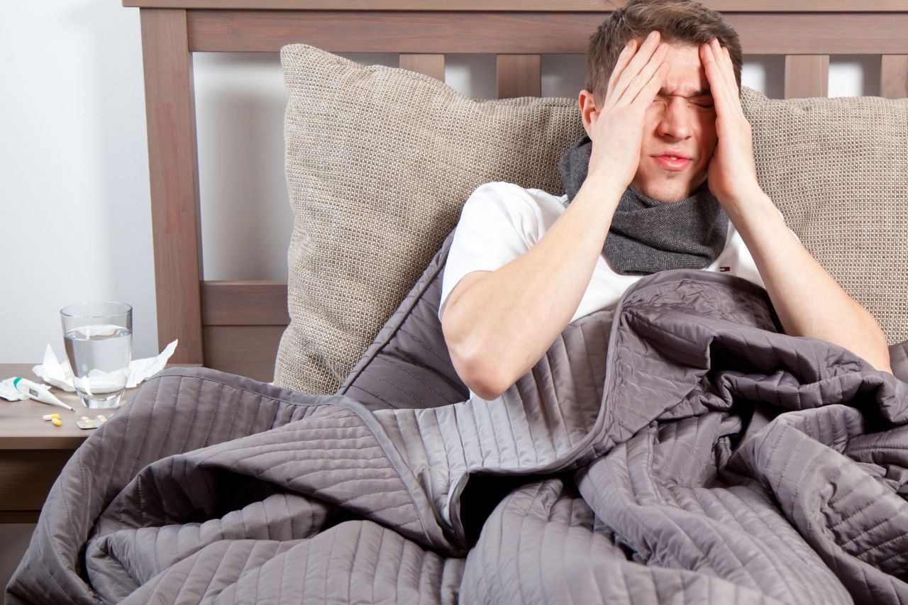 uomo con influenza