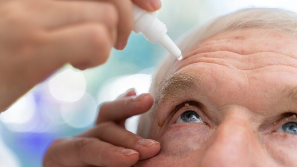 Addio occhiali da lettura? Arrivano le gocce che restituiscono una vista da giovani in un’ora L'applicazione di un collirio