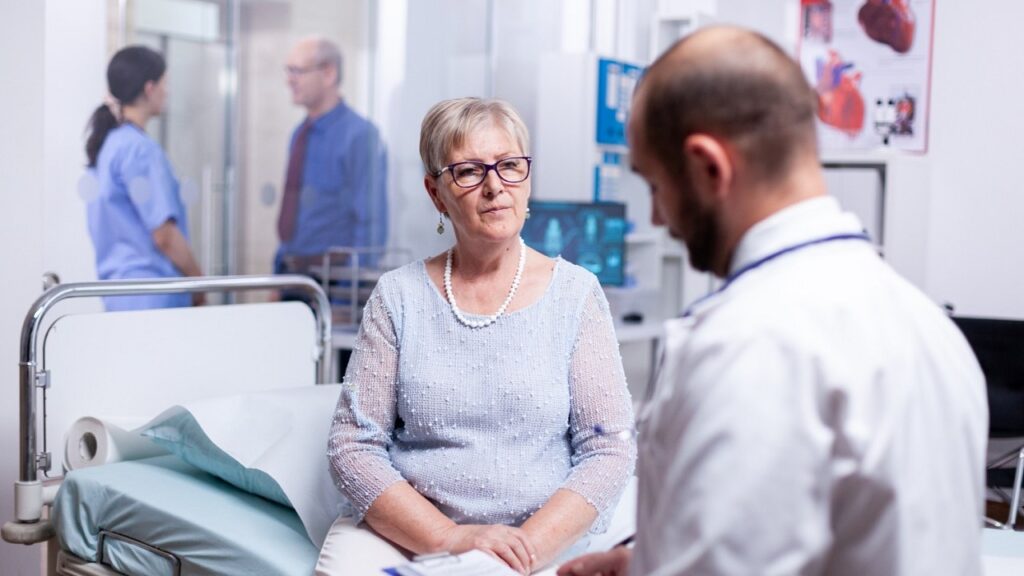 Medici al lavoro fino a 72 anni e i pensionati possono tornare in corsia: come funziona la nuova norma Una donna riceve una visita medica