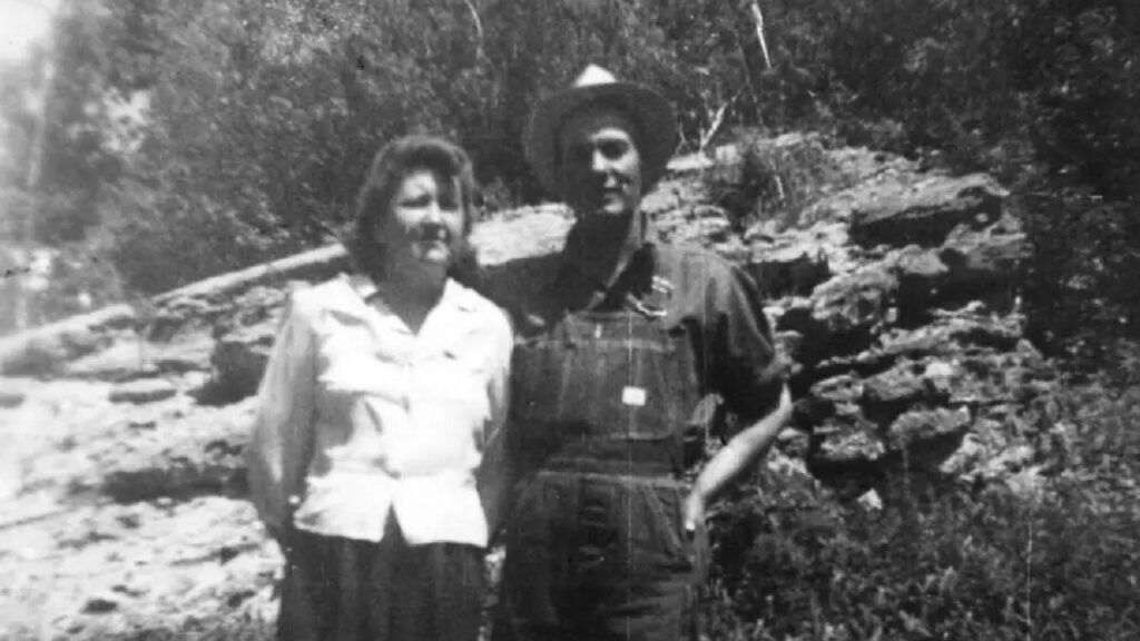 Mike il pollo senza testa: il mistero dei 18 mesi che hanno sconvolto la scienza I coniugi Lloyd e Clara Olsen