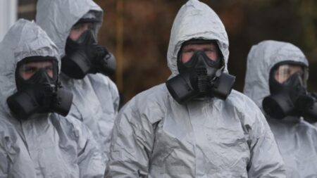 Agenti impegnati a proteggersi dal novichok
