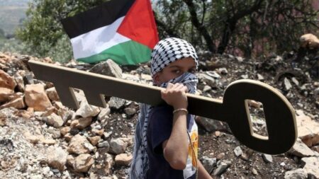 Bambino palestinese regge una chiave simbolo della Nakba