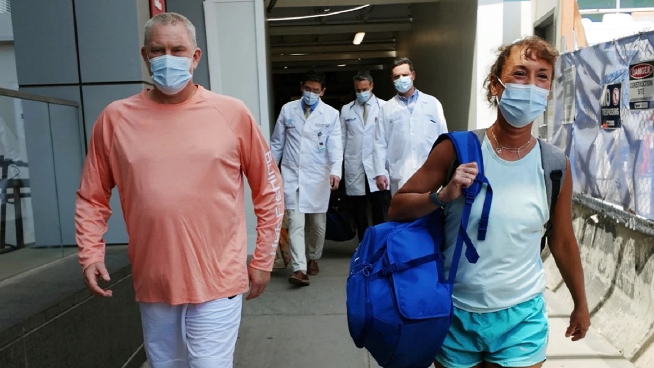 Bill Stewart e la moglie Sara lasciano il Massachusetts General Hospital di Boston dopo l'intervento al rene