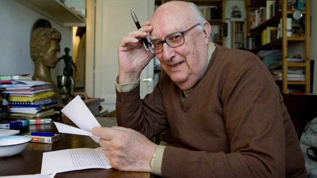 Andrea Camilleri nel suo appartamento di Roma il 23 dicembre 2005