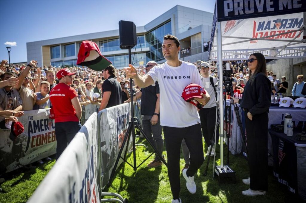 Charlie Kirk durante un incontro