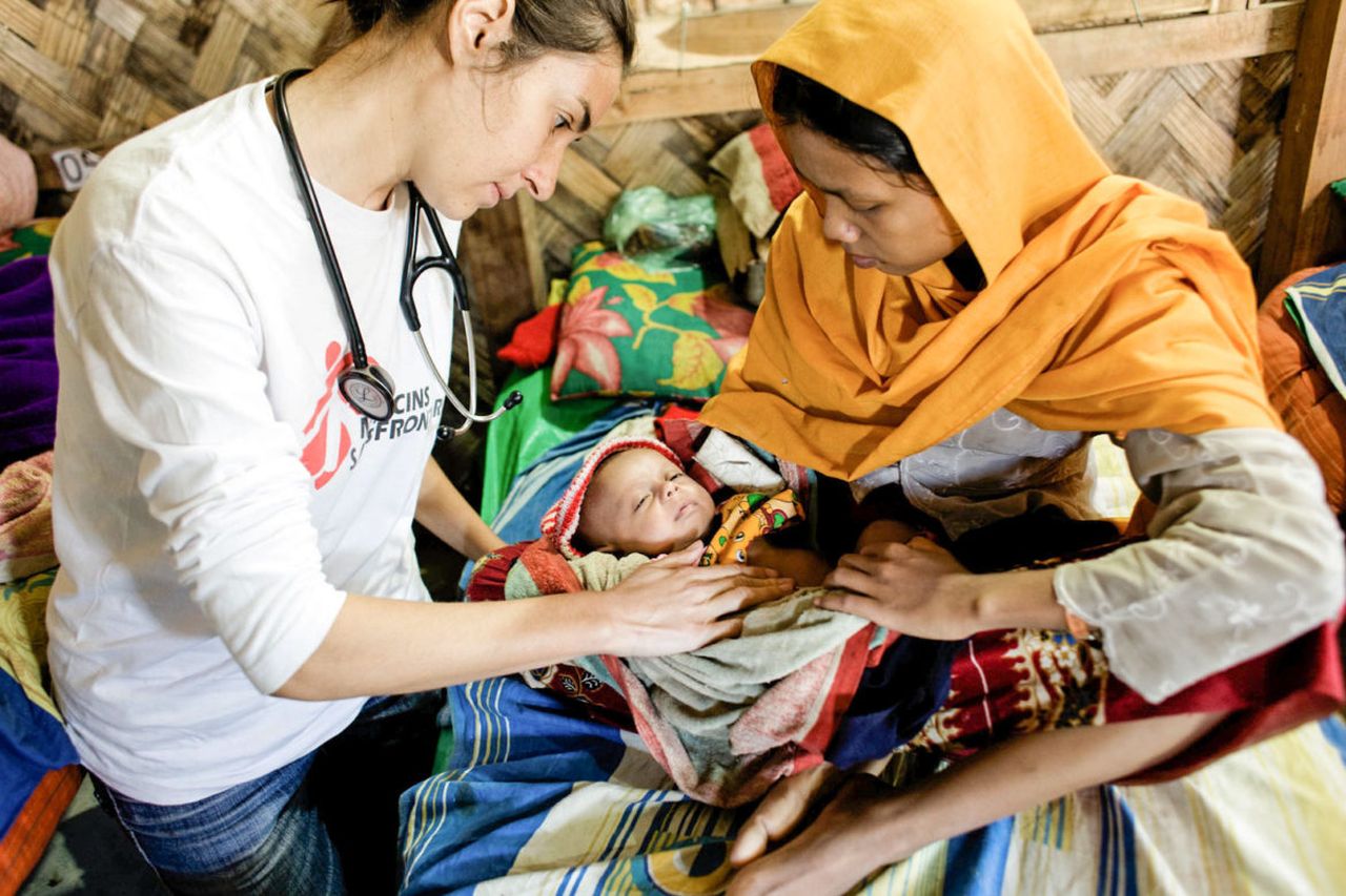 Dottoressa che visita bambino