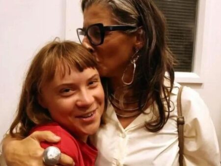 Francesca Albanese bacia Greta Thunberg