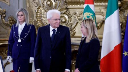 Giorgia Meloni in tailleur Armani davanti a Sergio Mattarella