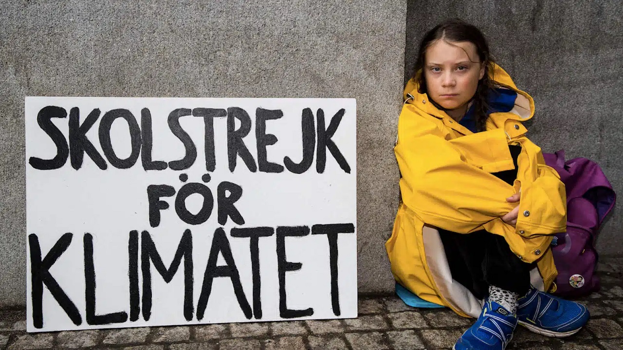 Una giovane Greta Thunberg ai tempi del suo sciopero scolastico