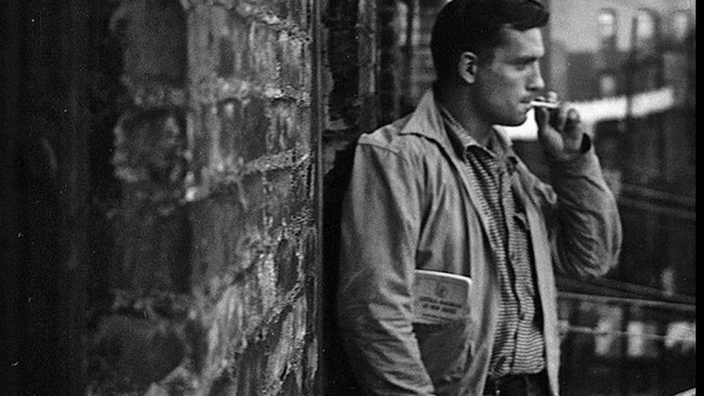 Jack Kerouac mentre fuma una sigaretta
